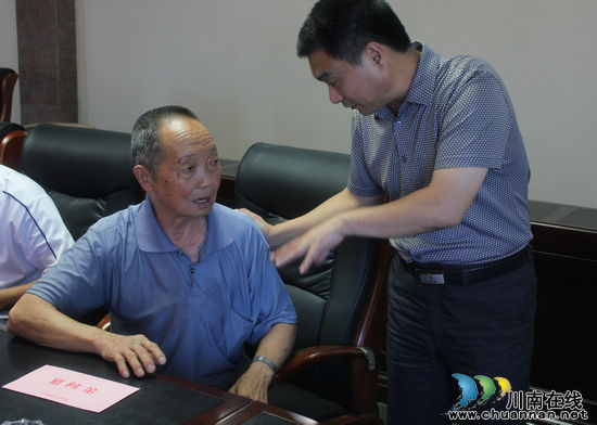 泸州市民政局莅临石洞镇慰问优抚群众(图2)