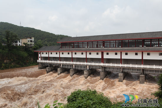 泸县:濑溪河福集闸坝工程成功泄洪削峰(图1) 泸县:濑溪河福集闸坝工程成功泄洪削峰(图1)