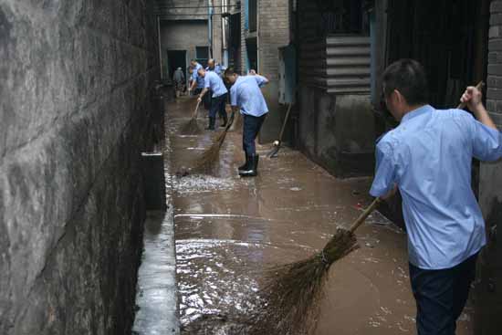 江阳工商:洪水无情 红盾有爱(图2) 江阳工商:洪水无情 红盾有爱(图2)