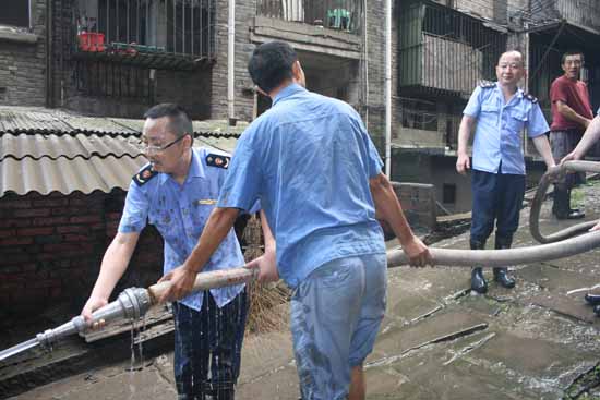 江阳工商:洪水无情 红盾有爱(图1) 江阳工商:洪水无情 红盾有爱(图1)