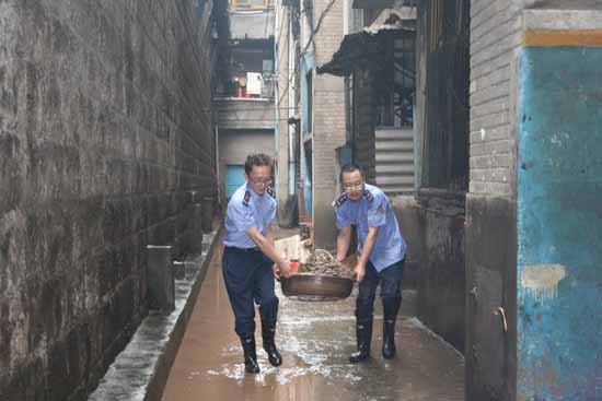 江阳工商:洪水无情 红盾有爱(图3) 江阳工商:洪水无情 红盾有爱(图3)