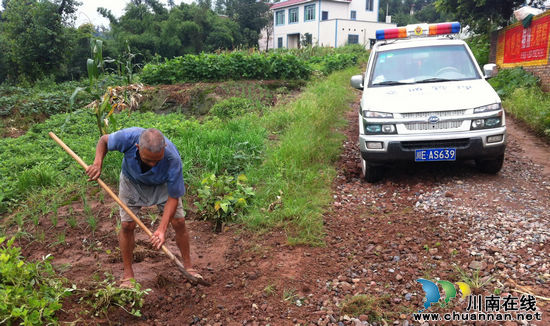 云锦镇：积极自救&nbsp;抢修损毁公路(图1)