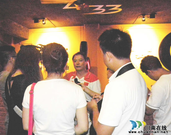 邹凯启蒙教练林朝阳在泸州为他加油助威(图2) 邹凯启蒙教练林朝阳在泸州为他加油助威(图2)