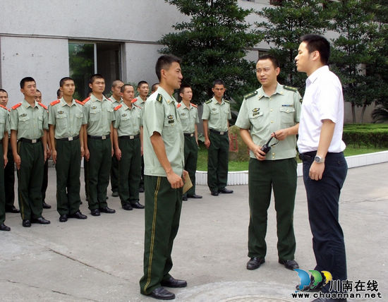 泸县国税局看望慰问泸县武警官兵(图1)