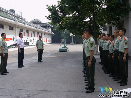 泸县国税局看望慰问泸县武警官兵(图2)
