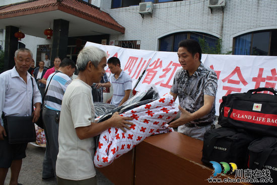 海潮镇：发放红十字会抗洪救灾物资(图1)