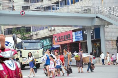 新建天桥遇冷&nbsp;行人过街爱走老路(图1)