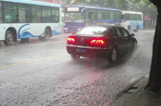 大雨袭自贡&nbsp;高速收费站被迫关闭一小时(图2)