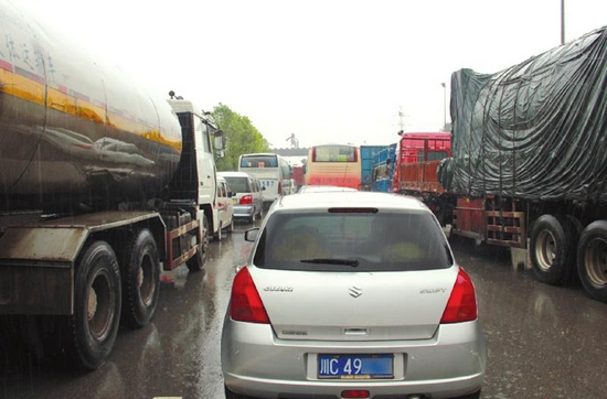 大雨袭自贡&nbsp;高速收费站被迫关闭一小时(图1)