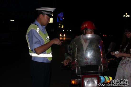 叙永交警夜间突击&nbsp;狠抓“涉牌涉证”违法行为(图1)