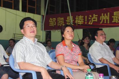 泸州市长为邹凯加油 市民大街上放起鞭炮(图1) 泸州市长为邹凯加油 市民大街上放起鞭炮(图1)
