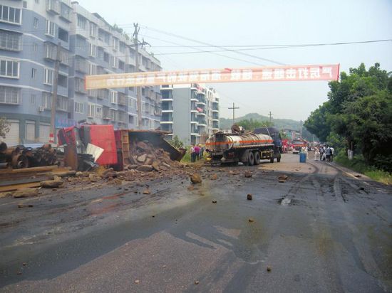 泸州:两车相撞22吨浓硝酸泄漏&nbsp;三道防线守住永宁河(图2)