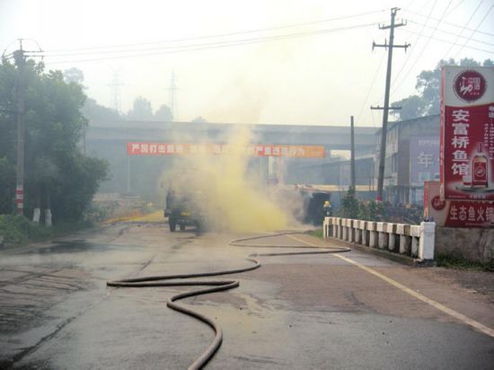 泸州:两车相撞22吨浓硝酸泄漏&nbsp;三道防线守住永宁河(图1)
