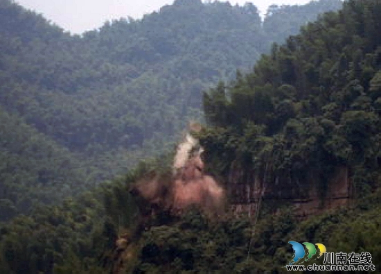 2100余立方米危岩成功爆破 悬在村民心里大石落地了(图6) 2100余立方米危岩成功爆破 悬在村民心里大石落地了(图6)