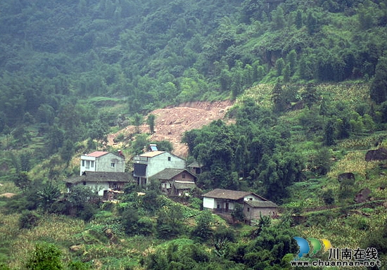 2100余立方米危岩成功爆破 悬在村民心里大石落地了(图7) 2100余立方米危岩成功爆破 悬在村民心里大石落地了(图7)