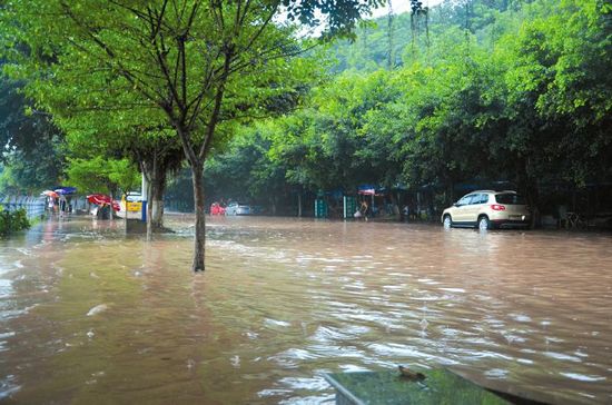 暴雨玩“快闪” 入秋首日泸州宜宾继续雷阵雨(图1) 暴雨玩“快闪” 入秋首日泸州宜宾继续雷阵雨(图1)