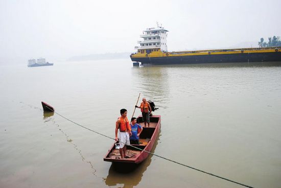 泸州:螺旋桨夺命 暴风雨中船长检修时遇难(图1) 泸州:螺旋桨夺命 暴风雨中船长检修时遇难(图1)