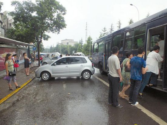 站台搬迁停车位取消&nbsp;停车线未清除私家车"抢车位"(图1)