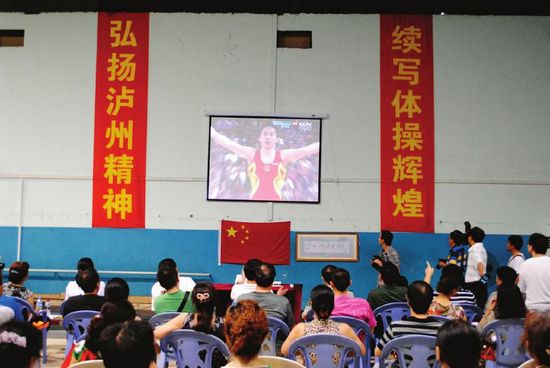 泸州市领导助威邹凯单杠比赛 “铜牌”同样精彩(图1) 泸州市领导助威邹凯单杠比赛 “铜牌”同样精彩(图1)