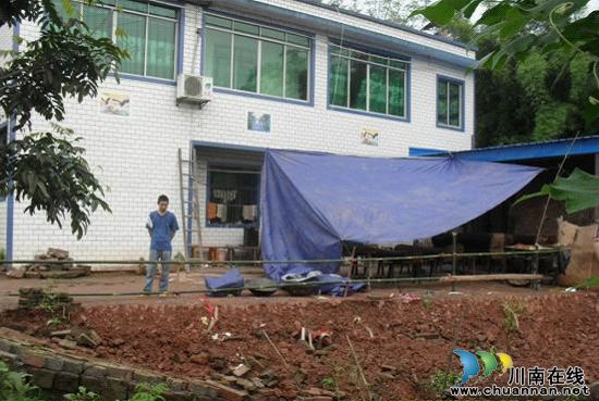 泸州合江凤鸣乡:雨中疏通排水沟 老夫妻双身亡(图1) 泸州合江凤鸣乡:雨中疏通排水沟 老夫妻双身亡(图1)