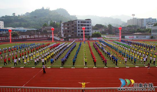 泸州叙永:大型体操比赛迎“十八大”(图1) 泸州叙永:大型体操比赛迎“十八大”(图1)