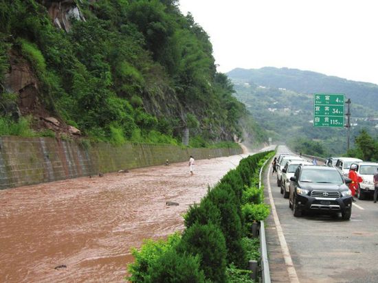 高速公路因塌方中断 交警拍塌方视频劝车主返回(图3) 高速公路因塌方中断 交警拍塌方视频劝车主返回(图3)