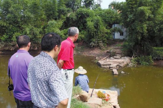 拆危桥建新桥 泸县嘉明镇:让娃娃们平安过河(图1) 拆危桥建新桥 泸县嘉明镇:让娃娃们平安过河(图1)