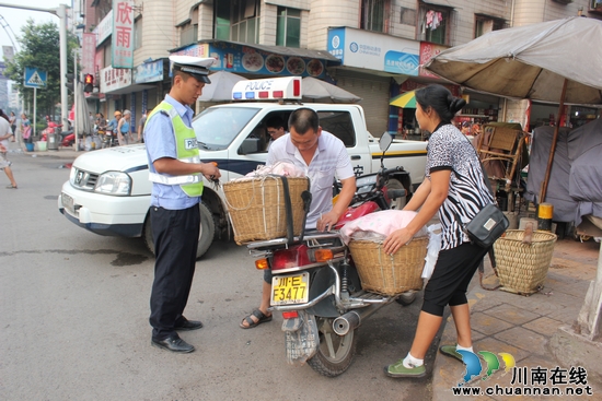 叙永交警严查“城区突出违法行为”(图1)