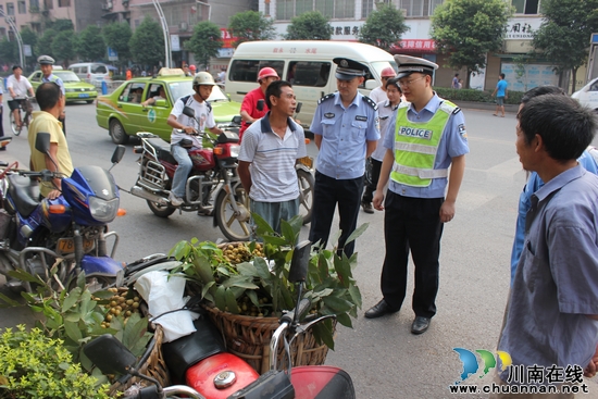 叙永交警严查“城区突出违法行为”(图3)