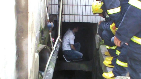 传销小伙迷途不返&nbsp;逃进下水道(图1)