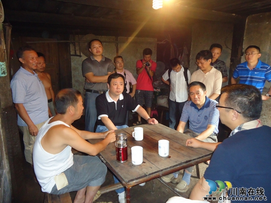 四川省人大慰问“挂包帮”联系点群众(图1) 四川省人大慰问“挂包帮”联系点群众(图1)