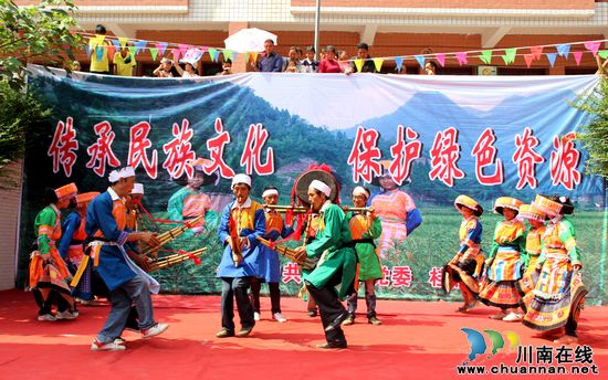 古蔺：桂花乡苗族同胞“赶苗场”忙(图2)