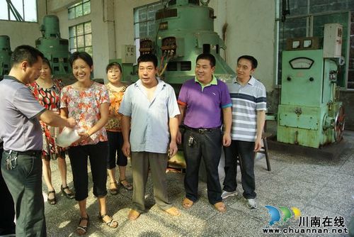 大石乡：高温酷暑关怀忙&nbsp;驱热散凉到基层(图1)