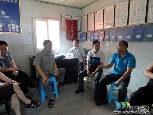 落卜镇：到企业查问题&nbsp;督促生产保安全(图1)