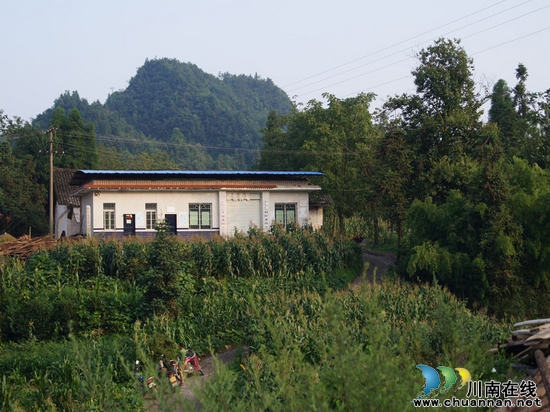 摩尼镇：后进村换了上新变压器&nbsp;村活动室换新颜(图2)