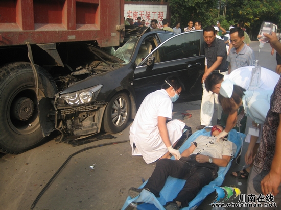 合江：两车追尾3人被困&nbsp;消防官兵成功营救(图1)
