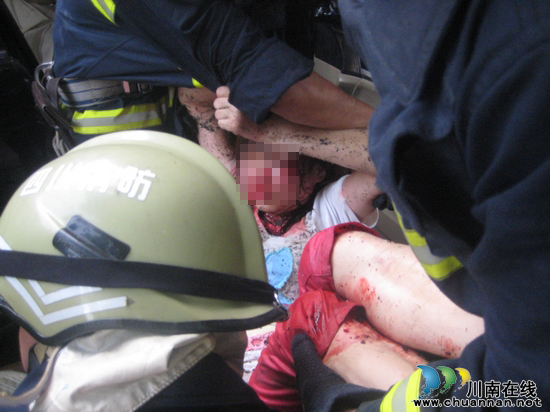 合江：两车追尾3人被困&nbsp;消防官兵成功营救(图4)