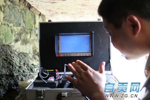 自贡平桥瀑布下 一男一女溺亡(图)(图2) 自贡平桥瀑布下 一男一女溺亡(图)(图2)