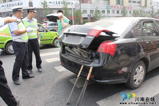 泸州交警查获一无牌轿车私藏管制刀具(图1)