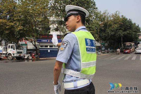 烈日下的坚守——酒城交警尽责履职护平安(图1) 烈日下的坚守——酒城交警尽责履职护平安(图1)