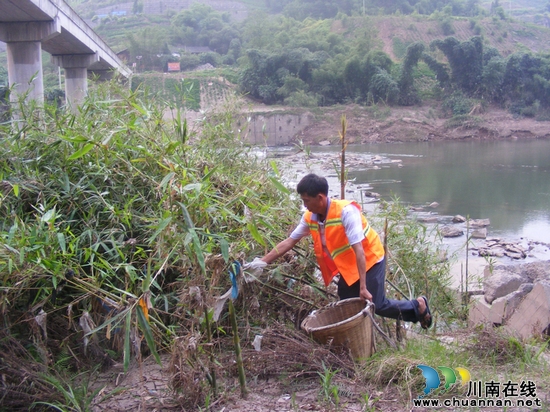 渠坝镇:治理河道迎清洁 秀美山水大家护(图1) 渠坝镇:治理河道迎清洁 秀美山水大家护(图1)