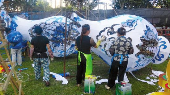 自贡200米瓷“龙”游上海滩 挑战吉尼斯纪录(图1) 自贡200米瓷“龙”游上海滩 挑战吉尼斯纪录(图1)