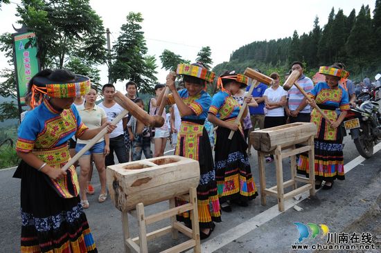 泸州:2012中国古蔺苗家风情节隆重开幕(图3) 泸州:2012中国古蔺苗家风情节隆重开幕(图3)