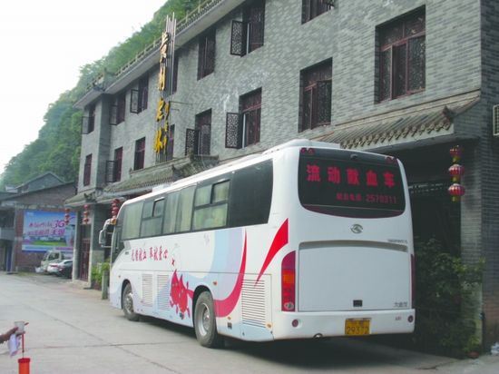 泸州采血车开到景区避暑?"蒙冤"背后失败的危机公关(图1) 泸州采血车开到景区避暑?"蒙冤"背后失败的危机公关(图1)