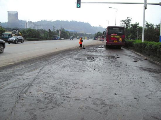 宜宾雨夜离奇车祸 4次碰撞2人死亡 谁是致命元凶?(图1) 宜宾雨夜离奇车祸 4次碰撞2人死亡 谁是致命元凶?(图1)