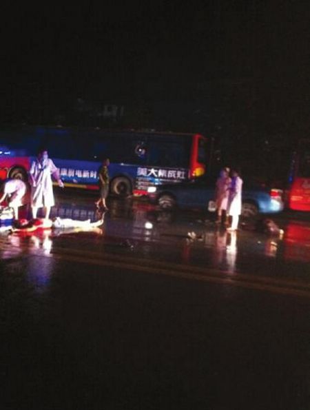 宜宾雨夜离奇车祸 4次碰撞2人死亡 谁是致命元凶?(图2) 宜宾雨夜离奇车祸 4次碰撞2人死亡 谁是致命元凶?(图2)