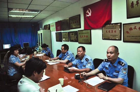 “宜宾雨夜离奇车祸”追踪:肇事逃逸车是警车(图1) “宜宾雨夜离奇车祸”追踪:肇事逃逸车是警车(图1)