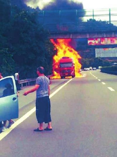 纳隆高速公路上危化品货车起火&nbsp;浓烟冲起50米高(图2)