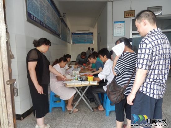 泸州凤鸣镇:血站告急 机关干部带头积极献血(图1) 泸州凤鸣镇:血站告急 机关干部带头积极献血(图1)
