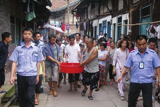 围观娃娃鱼&nbsp;合江先市镇万人空巷(图1)